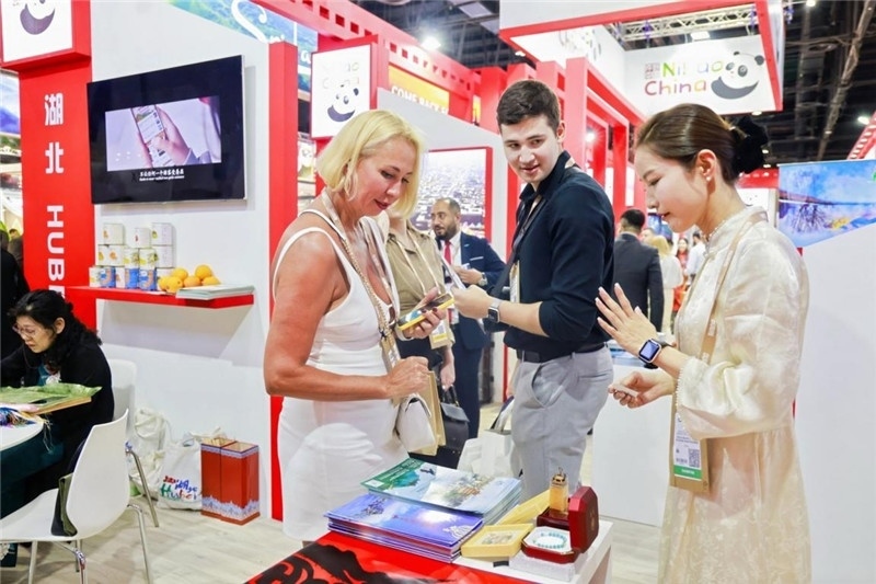 觀眾在參觀中國展臺。錢文康攝