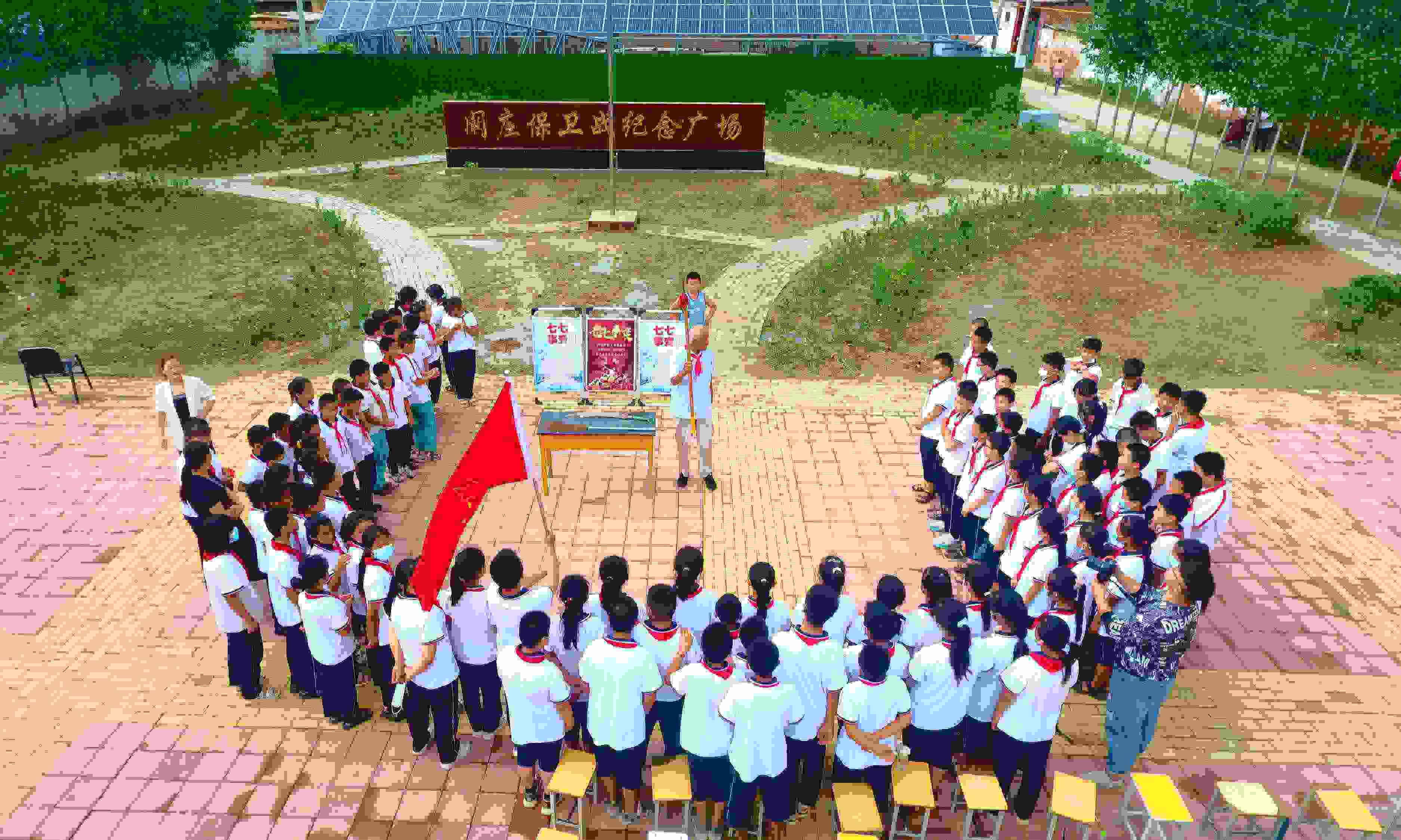 2022年7月6日，山東省聊城市，在茌平區(qū)菜屯鎮(zhèn)闞莊村的闞莊保衛(wèi)戰(zhàn)紀念廣場，闞莊保衛(wèi)戰(zhàn)親歷者王光木老人為小學生們講述抗戰(zhàn)故事，展示大刀、長矛。