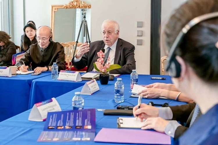 法蘭西科學(xué)院副院長、巴黎地理學(xué)會(huì)主席讓-羅伯特·馬里·皮特先生發(fā)言（圖片：中國傳媒大學(xué)