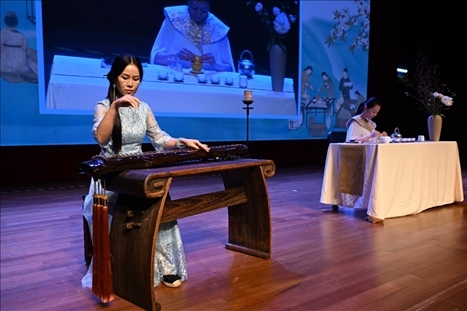 活動(dòng)現(xiàn)場(chǎng)茶藝古琴表演。新加坡中國(guó)文化中心供圖
