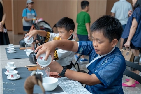 新加坡孩子們?cè)诨顒?dòng)現(xiàn)場(chǎng)體驗(yàn)學(xué)習(xí)茶藝。新加坡中國(guó)文化中心供圖