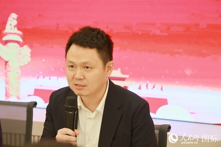 中國駐里約熱內(nèi)盧總領館副總領事王尉育在座談會上致辭。人民網(wǎng)記者 陳海琪攝