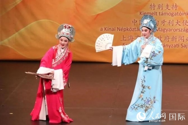 “玉蘭花開(kāi)·魅力上?！弊哌M(jìn)布達(dá)佩斯。葉辰亮攝