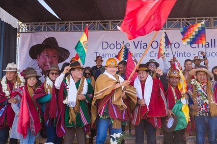 奧魯羅公路項(xiàng)目開工儀式現(xiàn)場(chǎng)，?？偨y(tǒng)路易斯·阿爾塞宣布項(xiàng)目開工。中國(guó)中鐵供圖