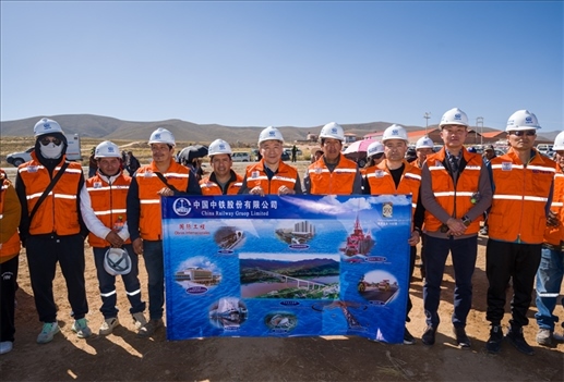 奧魯羅公路項(xiàng)目開工儀式現(xiàn)場(chǎng)，中國(guó)中鐵員工代表合影。中國(guó)中鐵供圖