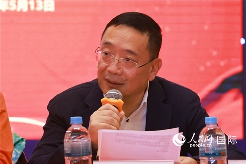 巴西文協(xié)主席上官建峰在座談會上致辭。人民網(wǎng)記者 陳海琪攝