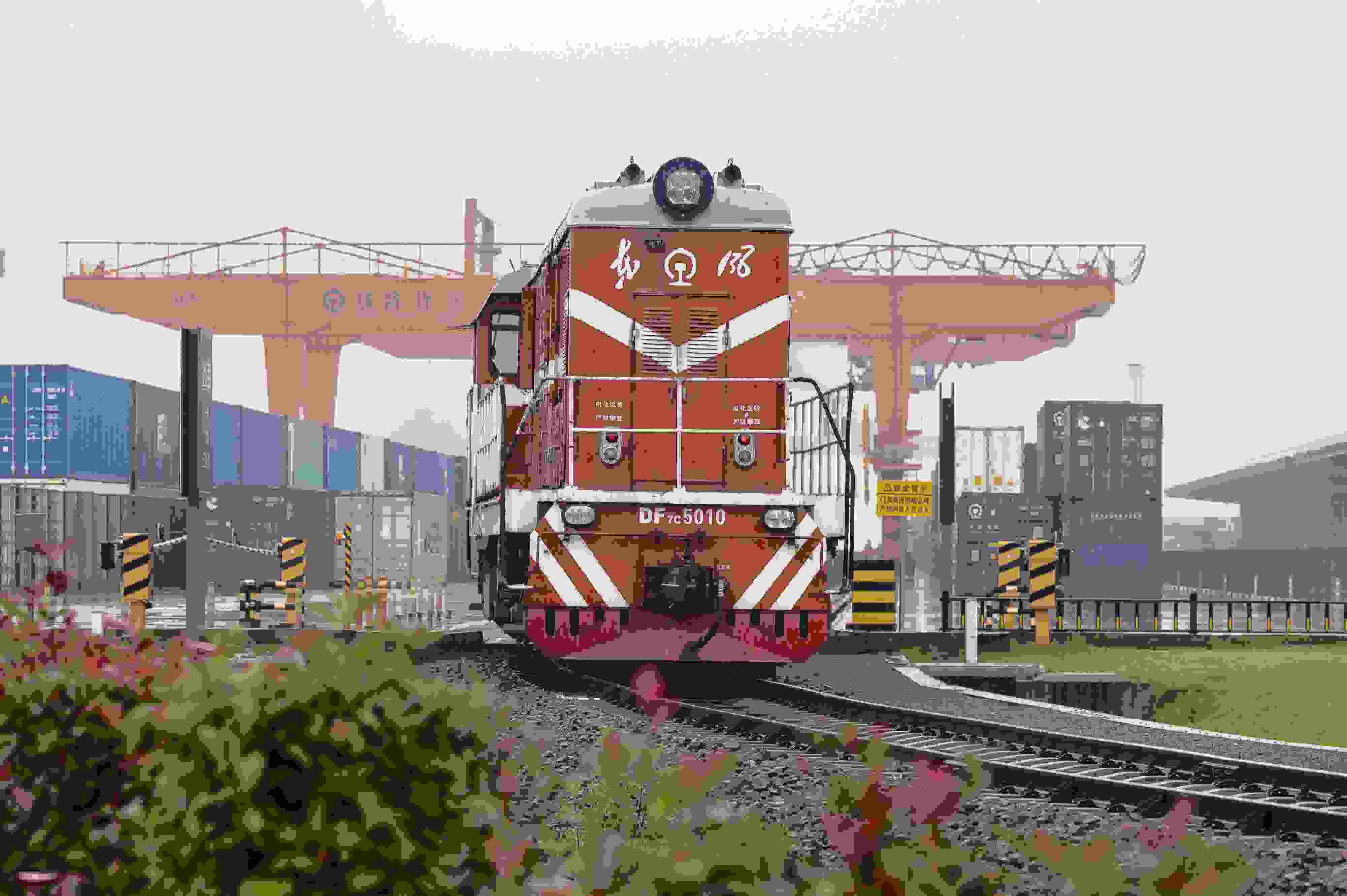 2024年5月5日，“五一”假期最后一天。在浙江省金華市金東區(qū)鐵路金華南站，一列滿載110標箱的中歐班列緩緩啟程駛往匈牙利。