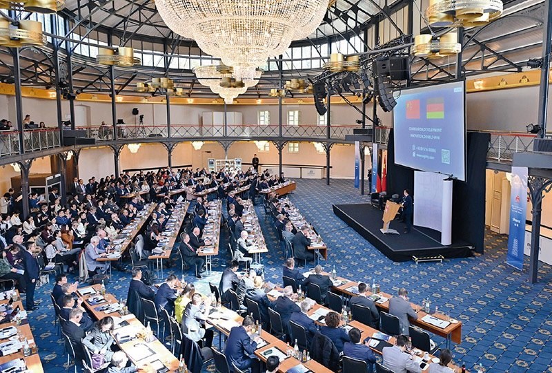 2024“投資中國(guó)”系列活動(dòng)德國(guó)專場(chǎng)4月5日在巴登—符滕堡州首府斯圖加特市舉行，活動(dòng)吸引德國(guó)工商界代表超300人參加。圖為當(dāng)日拍攝的活動(dòng)現(xiàn)場(chǎng)。 新華社記者 任鵬飛/攝