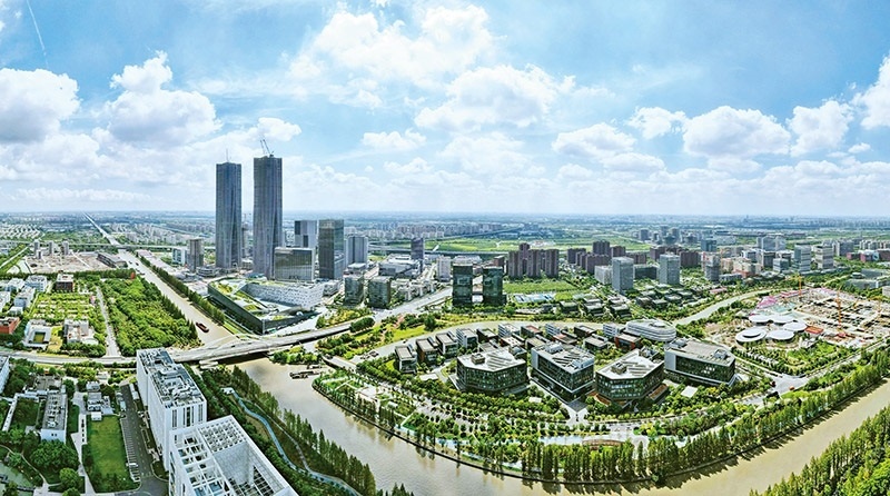 建立全國(guó)第一個(gè)國(guó)際貿(mào)易“單一窗口”，開(kāi)設(shè)全國(guó)第一批自由貿(mào)易賬戶，設(shè)立全國(guó)第一家外商獨(dú)資醫(yī)院、第一家外商獨(dú)資公募基金公司、第一家外商獨(dú)資汽車制造企業(yè)……中國(guó)（上海）自由貿(mào)易試驗(yàn)區(qū)掛牌以來(lái)，誕生了若干個(gè)“全國(guó)第一”，在制造業(yè)、金融業(yè)等數(shù)十個(gè)開(kāi)放領(lǐng)域，實(shí)現(xiàn)一批全國(guó)首創(chuàng)項(xiàng)目落地。圖為上海自貿(mào)區(qū)張江片區(qū)（2023年9月10日攝，無(wú)人機(jī)照片）。 新華社記者 方喆/攝