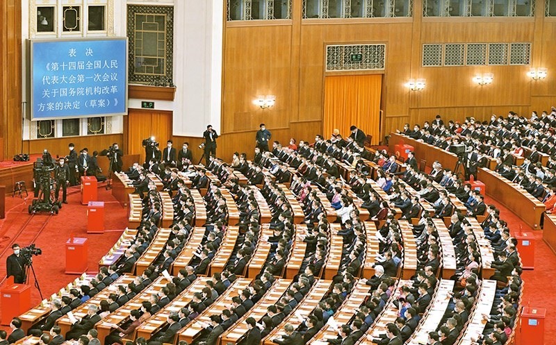 2023年3月10日，十四屆全國(guó)人大一次會(huì)議在北京人民大會(huì)堂舉行第三次全體會(huì)議，表決通過(guò)了關(guān)于國(guó)務(wù)院機(jī)構(gòu)改革方案的決定。圖為會(huì)議現(xiàn)場(chǎng)。 新華社記者 岳月偉/攝