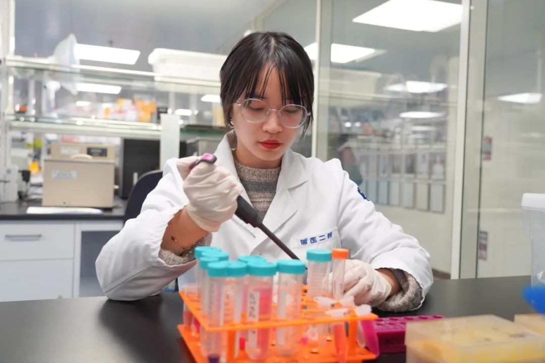 倪楚君在實(shí)驗(yàn)中。浙江大學(xué)供圖