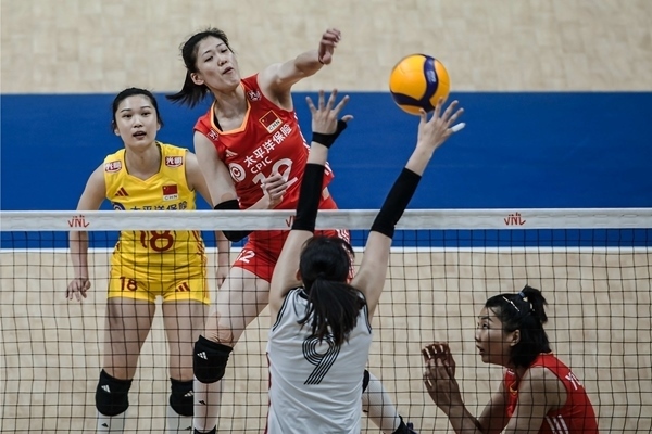 李盈瑩(上)扣球。圖片來源：國際排聯(lián)