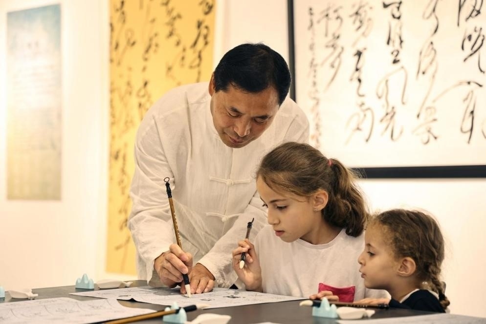 中國書法老師帶領(lǐng)現(xiàn)場觀眾體驗(yàn)書法。拉巴特中國文化中心供圖