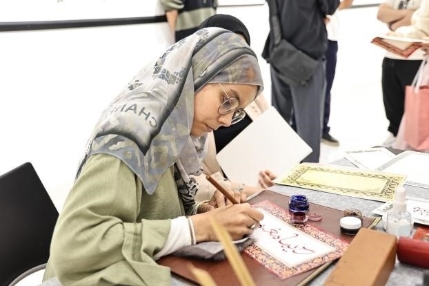 摩洛哥書法老師正在創(chuàng)作。拉巴特中國文化中心供圖