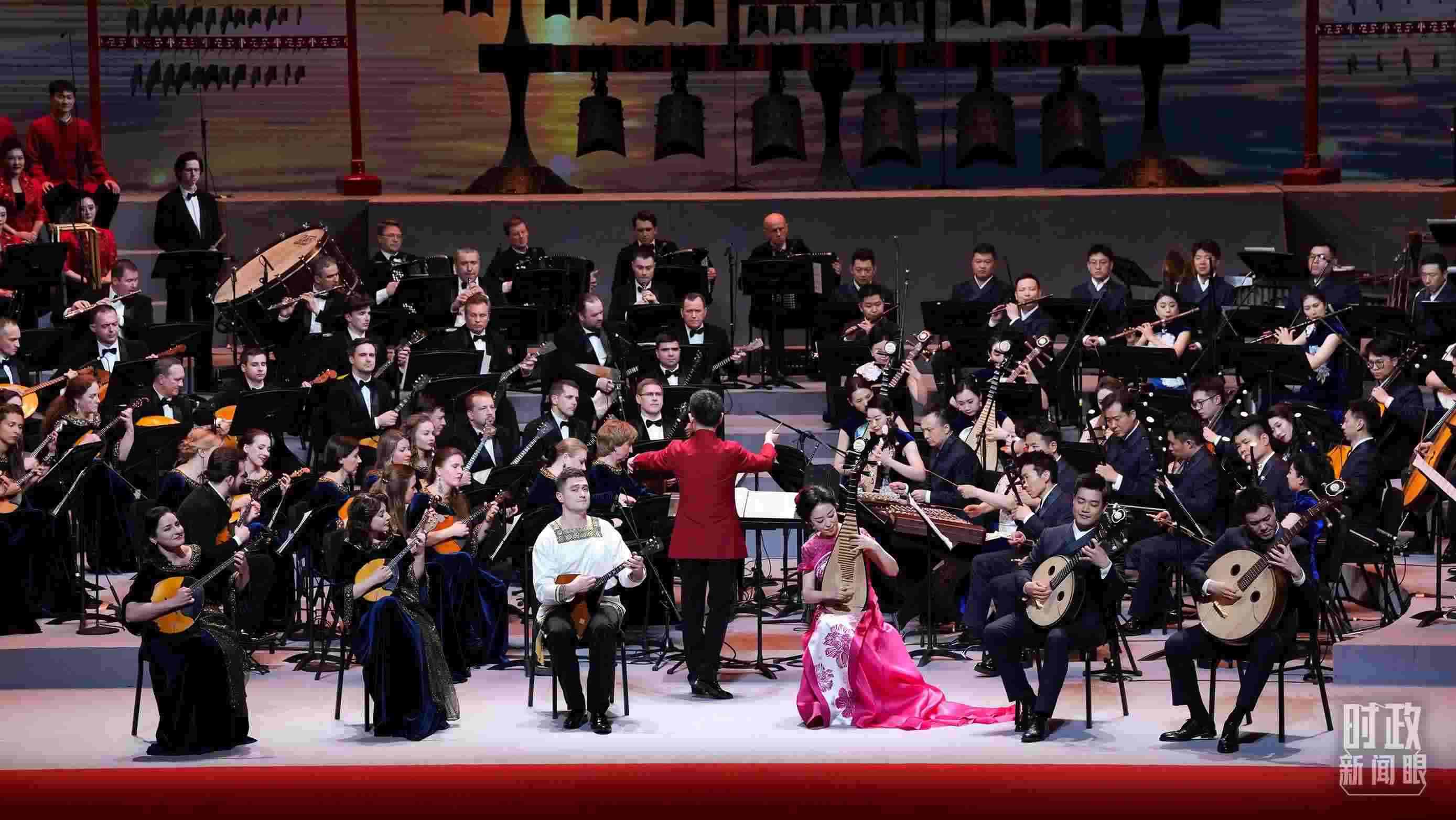 △前來參加音樂會的中俄藝術(shù)家匯聚一堂。（總臺央視記者李增仁、國廣記者李晉拍攝）
