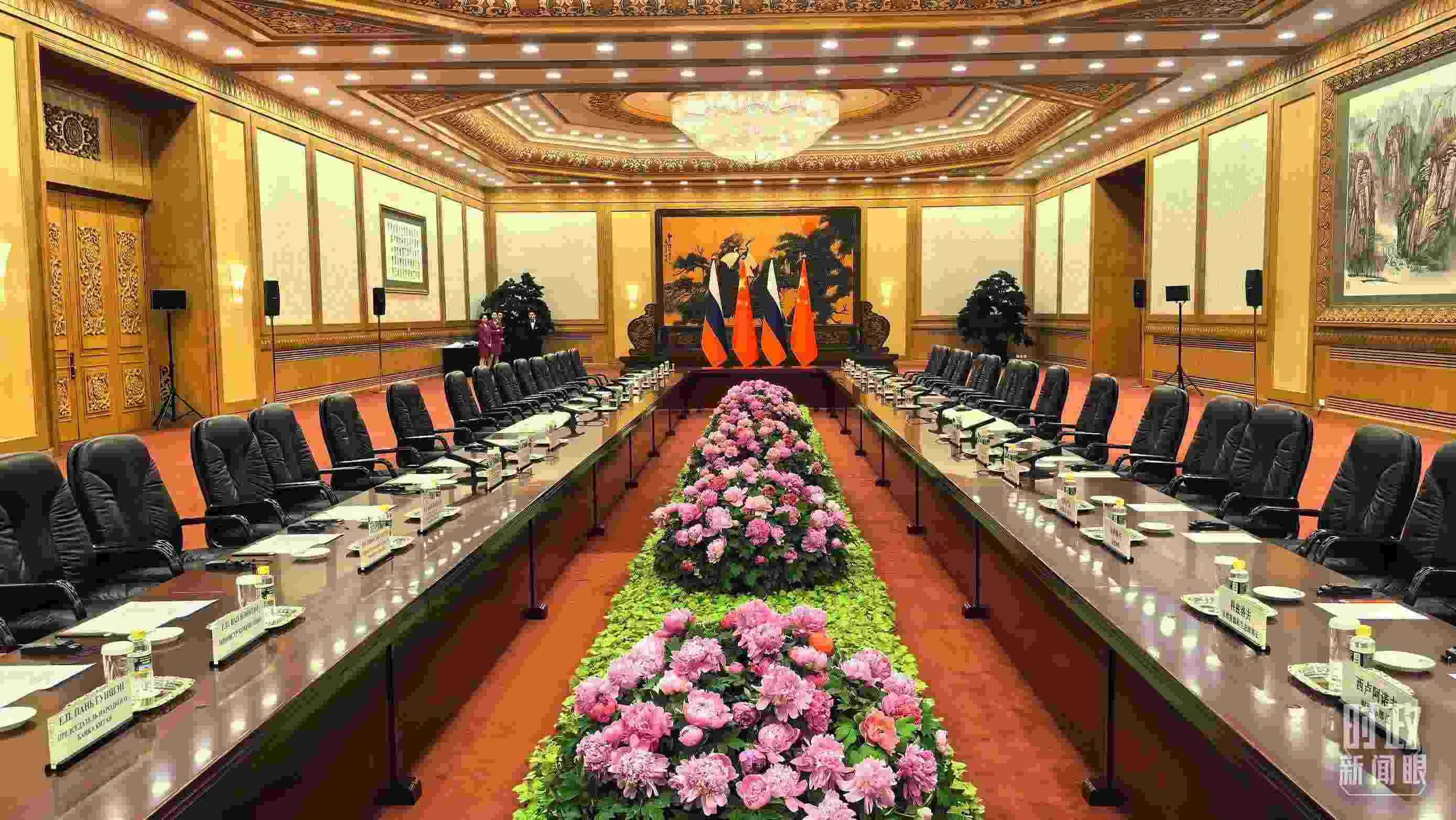 △中俄兩國元首隨后主持大范圍會談，這是會談開始前的現(xiàn)場。（總臺央視記者鄂介甫拍攝）