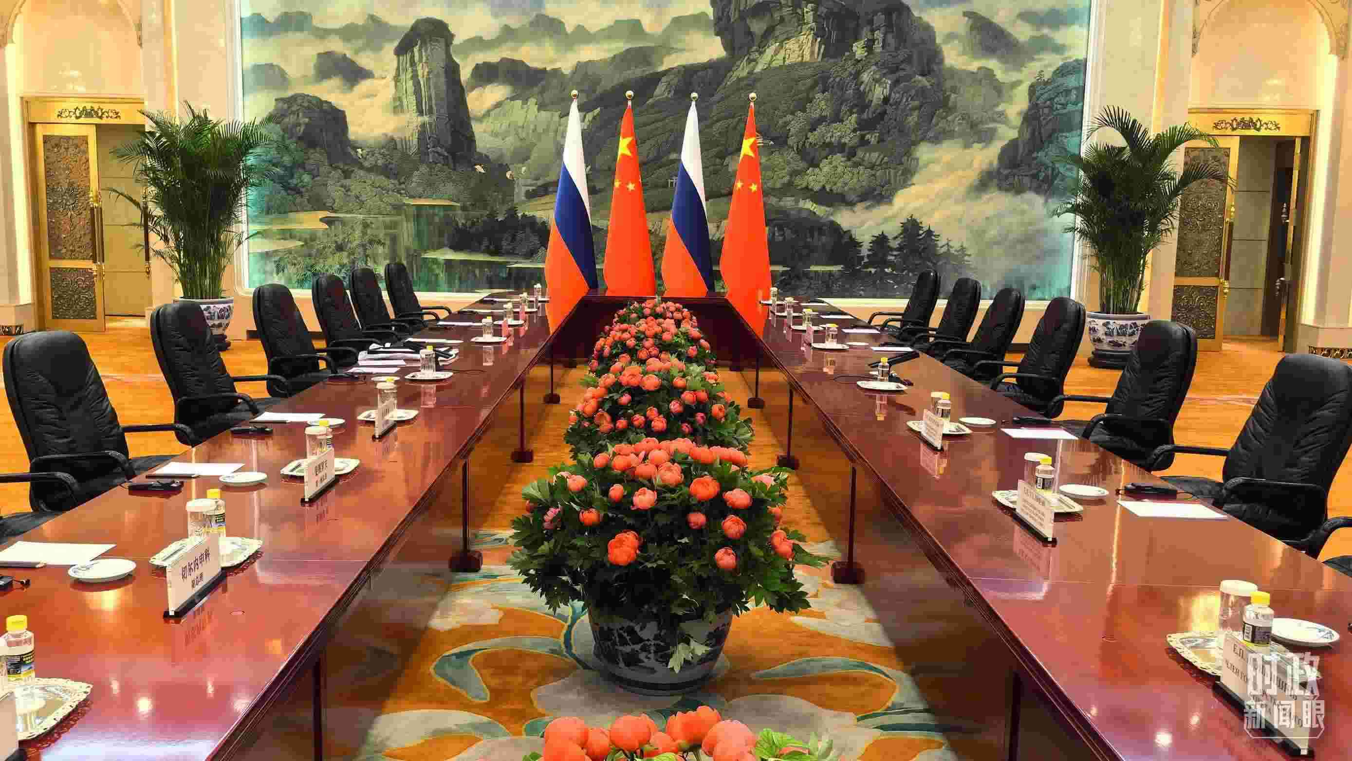 △中俄兩國元首首先舉行小范圍會談，這是會談開始前的現(xiàn)場。（總臺央視記者鄂介甫拍攝）