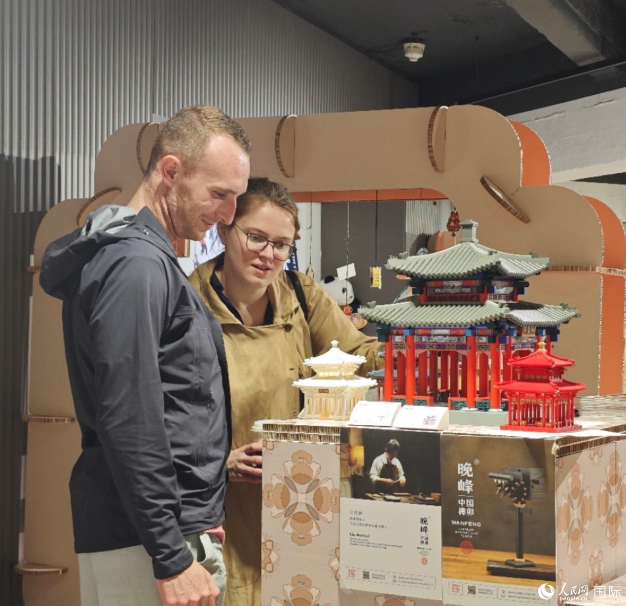 英國(guó)觀眾在欣賞中國(guó)傳統(tǒng)榫卯結(jié)構(gòu)建筑模型。邢雪攝