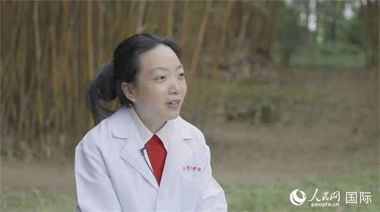 三星堆博物館文物修復(fù)師謝麗接受人民網(wǎng)采訪。人民網(wǎng)記者 張榮攝