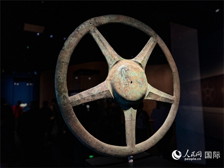 三星堆博物館中展出的太陽輪。人民網(wǎng)記者 羨江楠攝