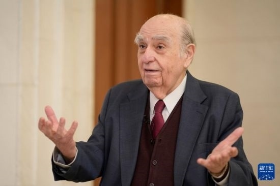  5月17日，烏拉圭前總統(tǒng)胡利奧·瑪麗亞·桑吉內(nèi)蒂在蒙得維的亞接受新華社記者專訪。新華社發(fā)（尼古拉斯·塞拉亞攝）