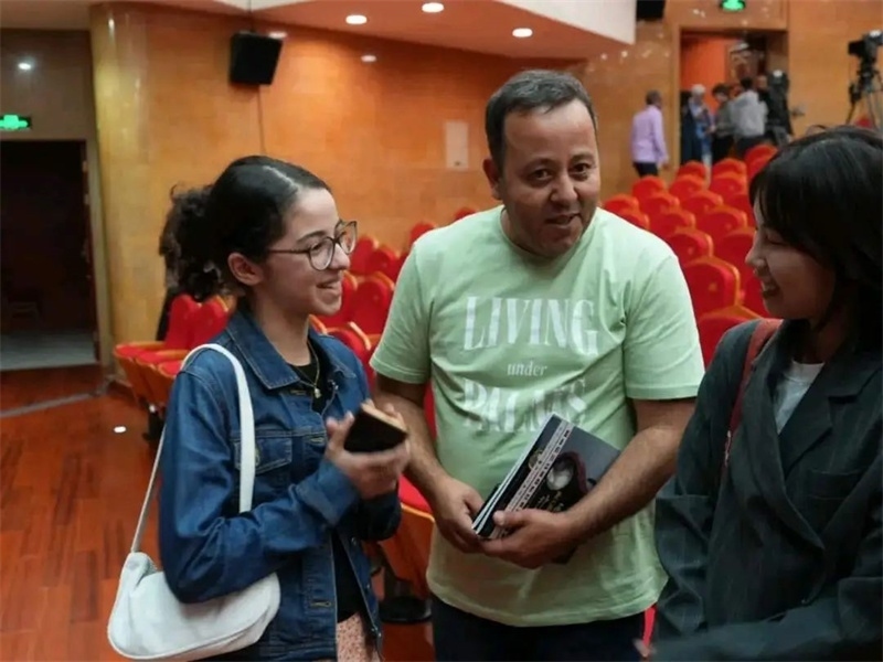 阿爾及利亞市民拉納·艾薩尼和她父親現(xiàn)場聆聽中阿交響樂演出 。蘇州交響樂團供圖