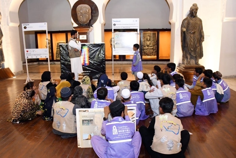 志愿者在博物館給孩子們開展互動講解?！瓣恿_守護人”供圖