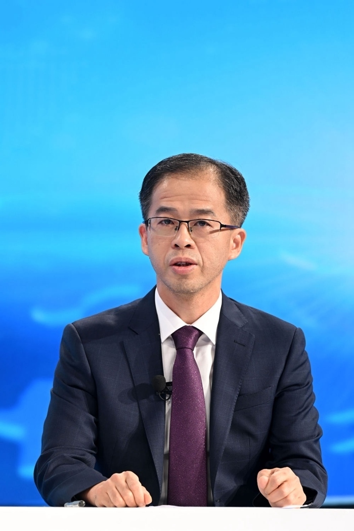 商務部政研室副主任丁維順在“中國經(jīng)濟圓桌會”錄制現(xiàn)場交流發(fā)言。新華社記者 金良快 攝