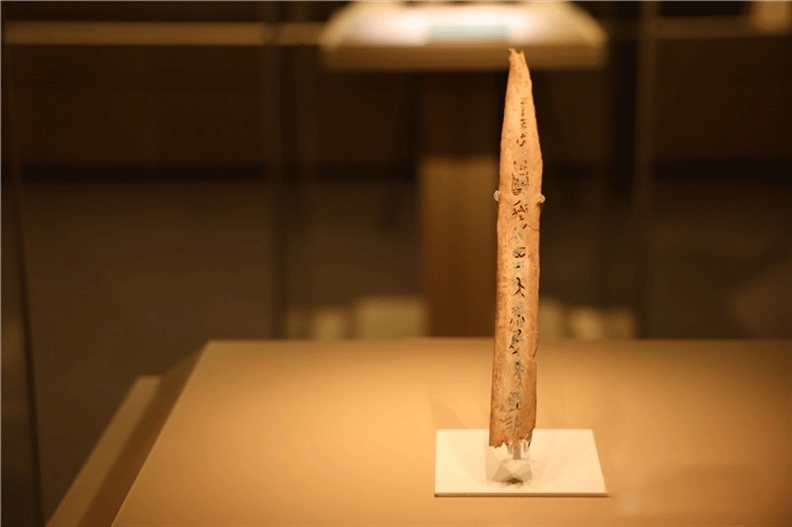 △殷墟博物館新館中展有我國(guó)博物館現(xiàn)存唯一一件文字鑲嵌綠松石甲骨。