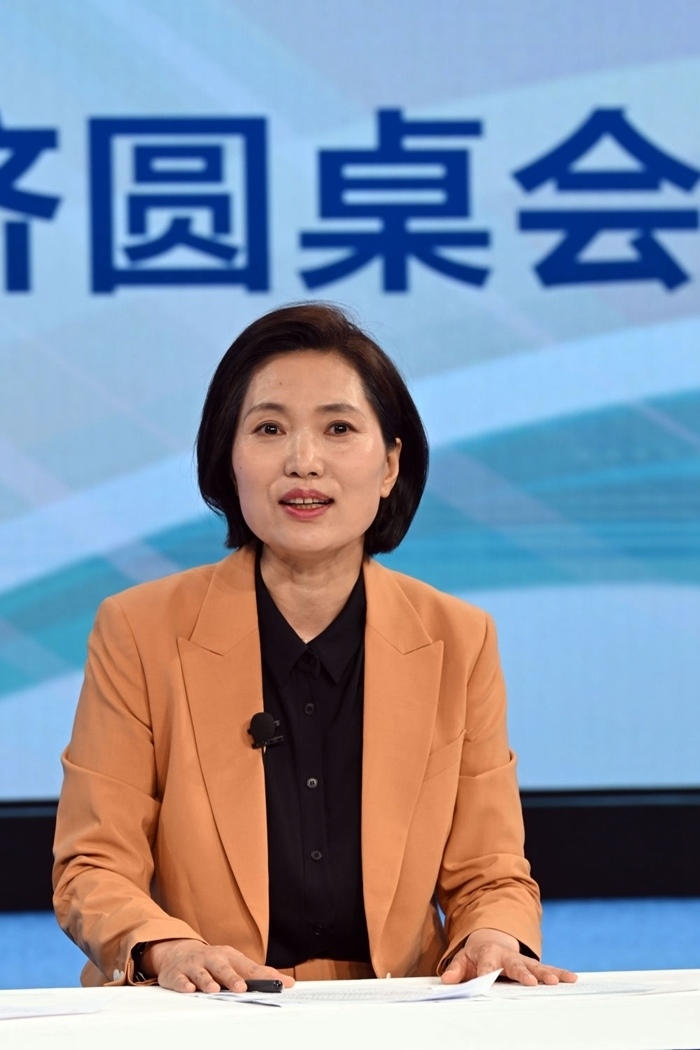 中國宏觀經(jīng)濟研究院對外經(jīng)濟研究所研究員曲鳳杰在“中國經(jīng)濟圓桌會”錄制現(xiàn)場交流發(fā)言。新華社記者 金良快 攝