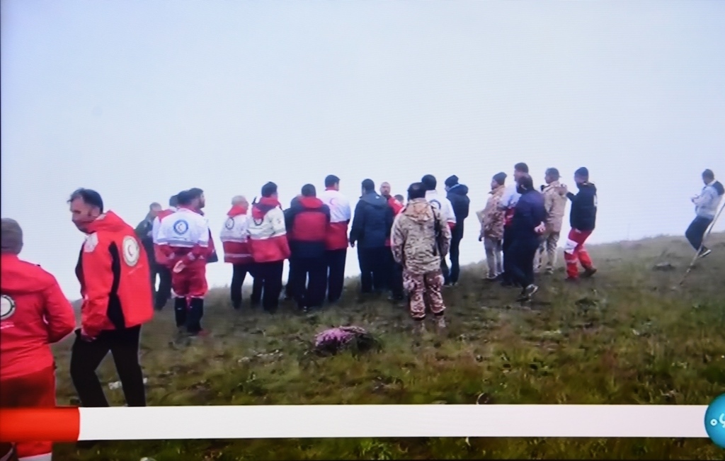 據(jù)伊朗邁赫爾通訊社5月20日報道，伊朗總統(tǒng)萊希在直升機(jī)事故中遇難。這是5月20日拍攝的伊朗國家電視臺播放的救援人員抵達(dá)事故現(xiàn)場的畫面。 新華社記者 沙達(dá)提 攝