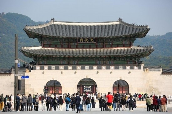 2023年10月18日，游客在韓國首爾光化門參觀。新華社記者王益亮攝