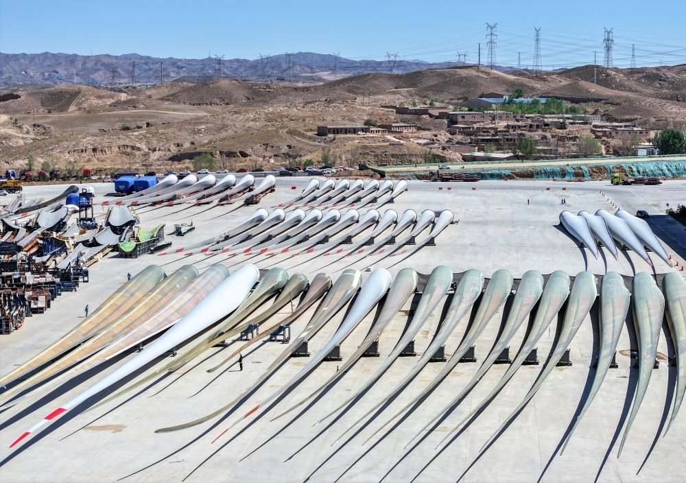 2024年5月11日拍攝的碼放在內(nèi)蒙古包頭市石拐區(qū)一家風電設備制造企業(yè)廠區(qū)內(nèi)的葉片（無人機照片）。新華社記者 連振 攝