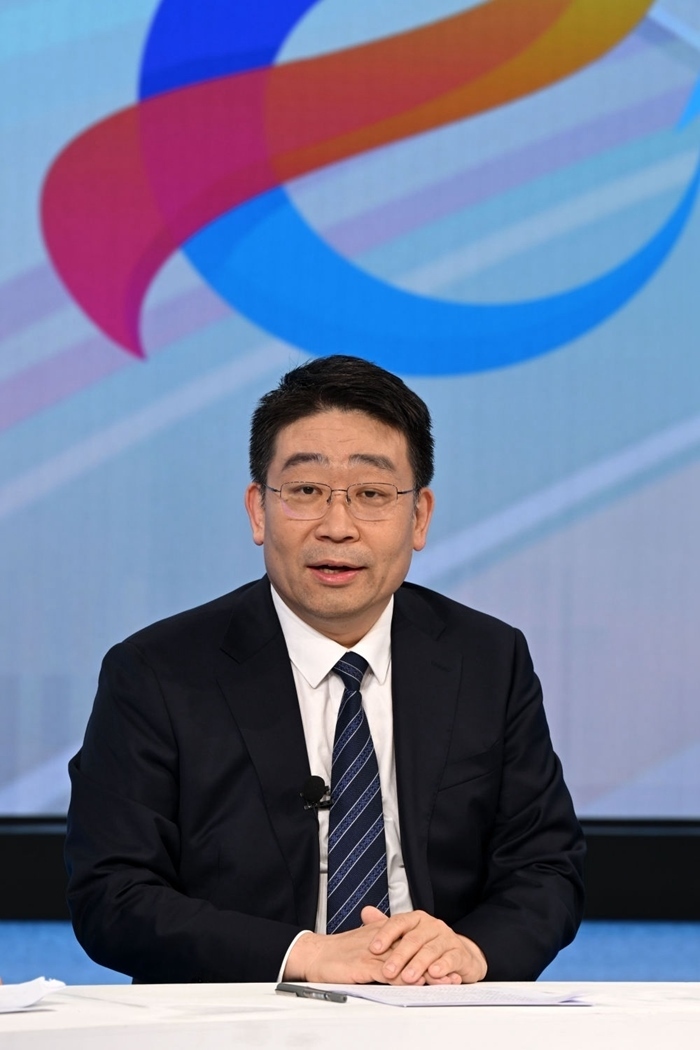 國家發(fā)展改革委產(chǎn)業(yè)司副司長霍福鵬在“中國經(jīng)濟圓桌會”錄制現(xiàn)場交流發(fā)言。新華社記者 金良快 攝