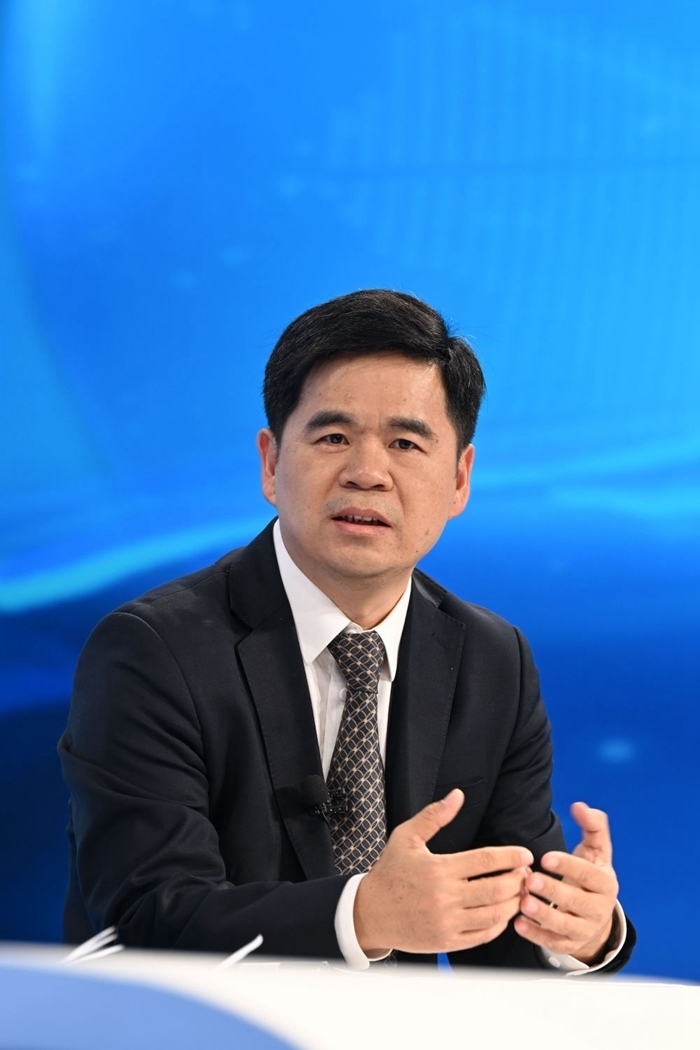 工業(yè)和信息化部運行監(jiān)測協(xié)調(diào)局副局長何海林在“中國經(jīng)濟圓桌會”錄制現(xiàn)場交流發(fā)言。新華社記者 金良快 攝