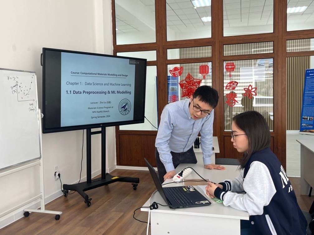 2024年4月，西北工業(yè)大學材料學院劉哲教授在西北工業(yè)大學哈薩克斯坦分校授課。（西北工業(yè)大學供圖）