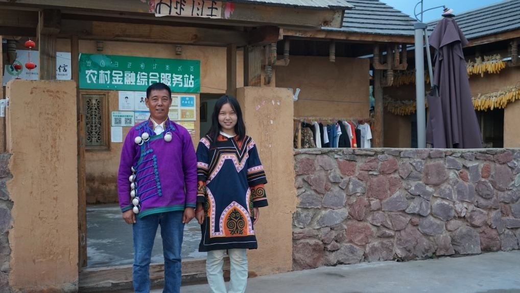 吉好有果和父親吉好也求在三河村新家合影。新華社記者 尹恒 攝