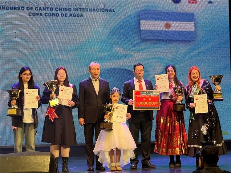 圖為中國駐阿根廷大使王衛(wèi)、阿根廷華文教育基金會(huì)會(huì)長劉芳勇為五名“金獎(jiǎng)”選手頒獎(jiǎng)（阿根廷拉普拉塔國立大學(xué)孔子學(xué)院供圖）