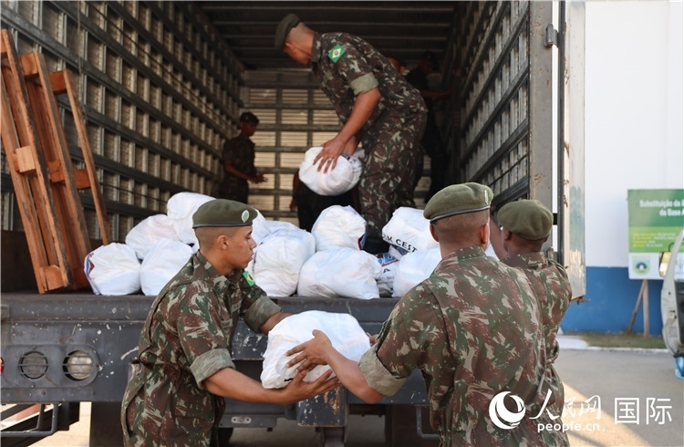 里約加利昂空軍基地，軍人在將捐贈(zèng)物資裝車。人民網(wǎng)記者 時(shí)元皓攝