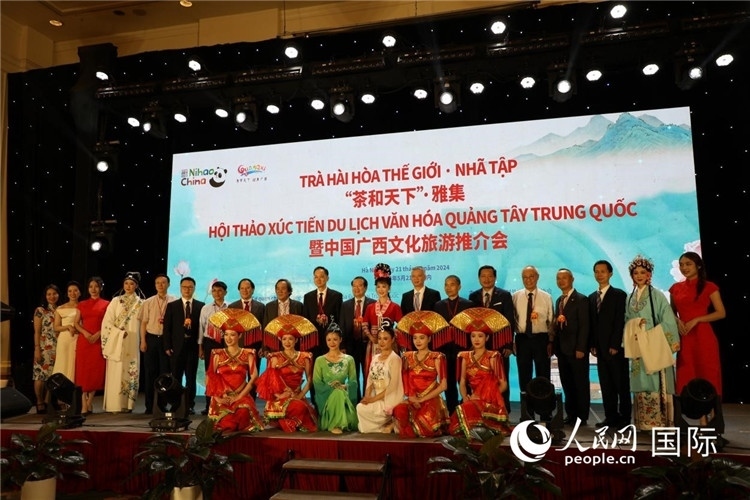 中越兩國嘉賓合影留念。人民網(wǎng)記者楊曄攝