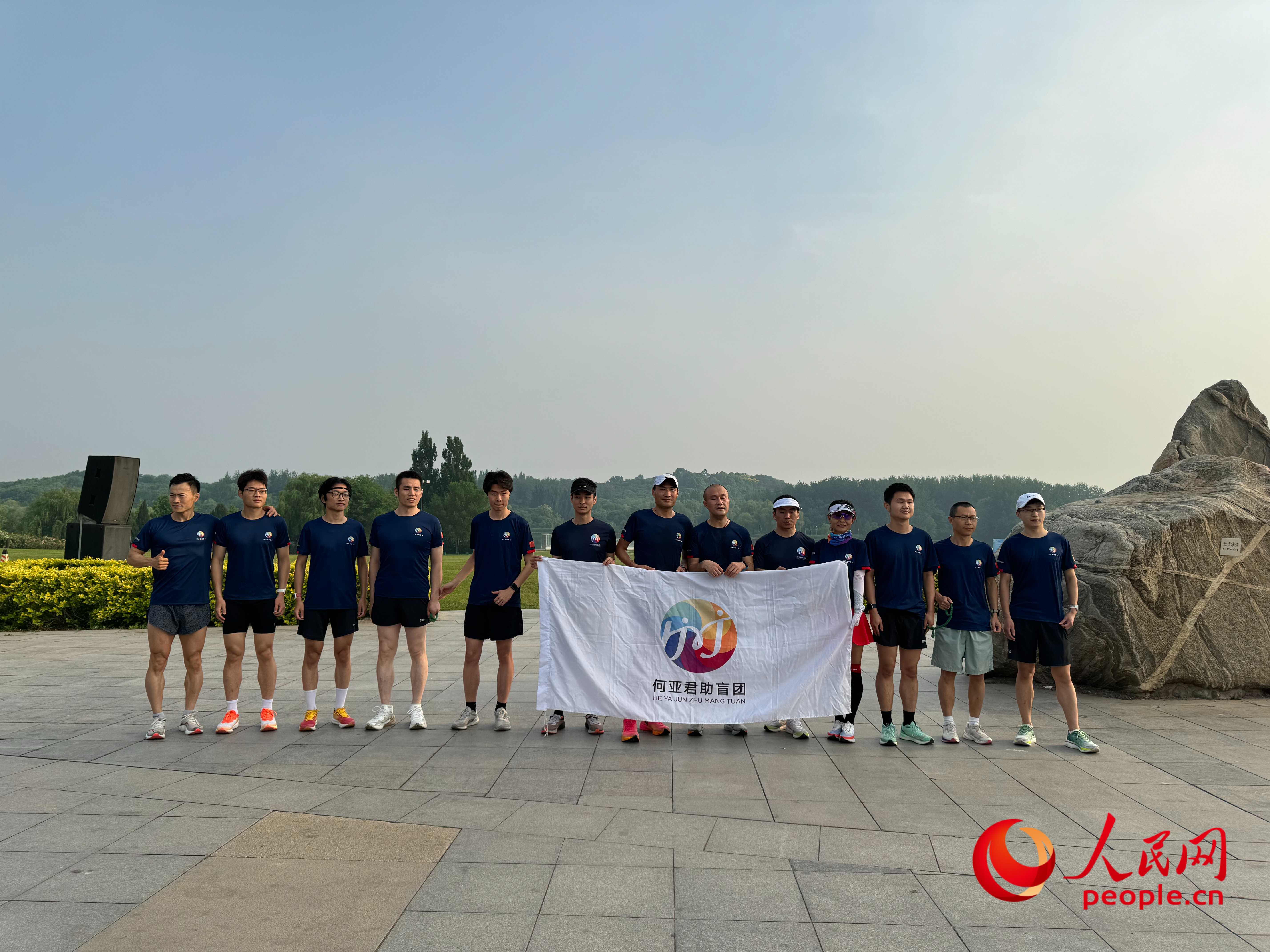 何亞君助盲團的部分成員合影。人民網(wǎng) 周靜圓攝