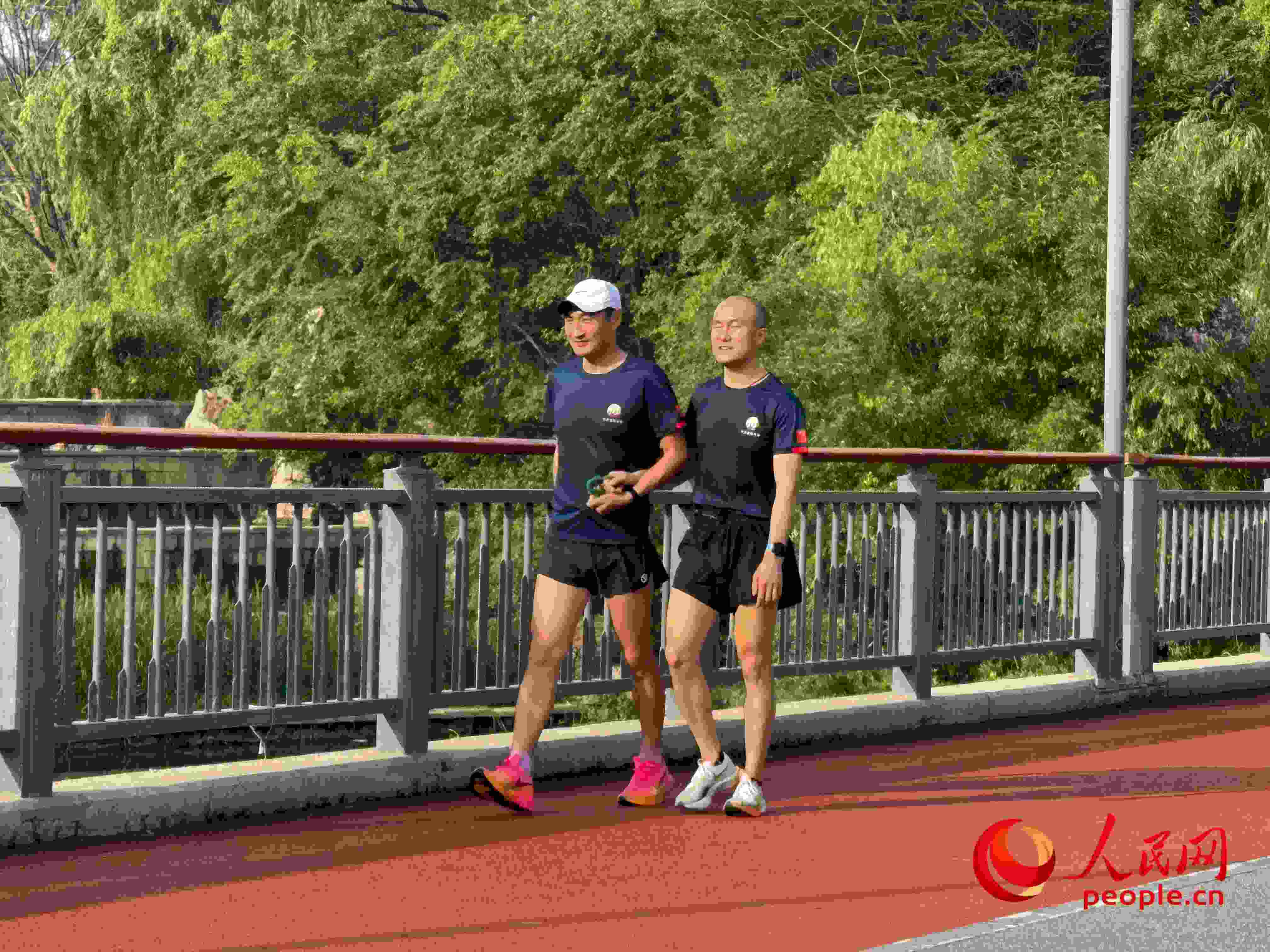 李玉寶和何亞君跑步后進(jìn)行調(diào)整。人民網(wǎng) 周靜圓攝