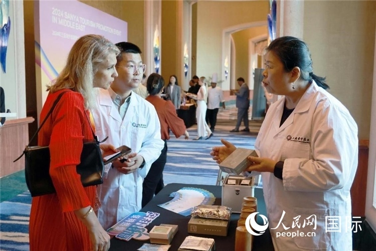 三亞市中醫(yī)院代表向來(lái)賓介紹中醫(yī)。人民網(wǎng)記者管克江攝