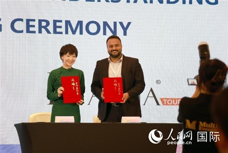 三亞與迪拜當(dāng)?shù)芈眯猩绾炇鸷献鲄f(xié)議。人民網(wǎng)記者管克江攝