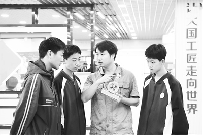 職業(yè)院校教師為數(shù)控技術(shù)應用專業(yè)學生授課。 新華社記者 王全超攝