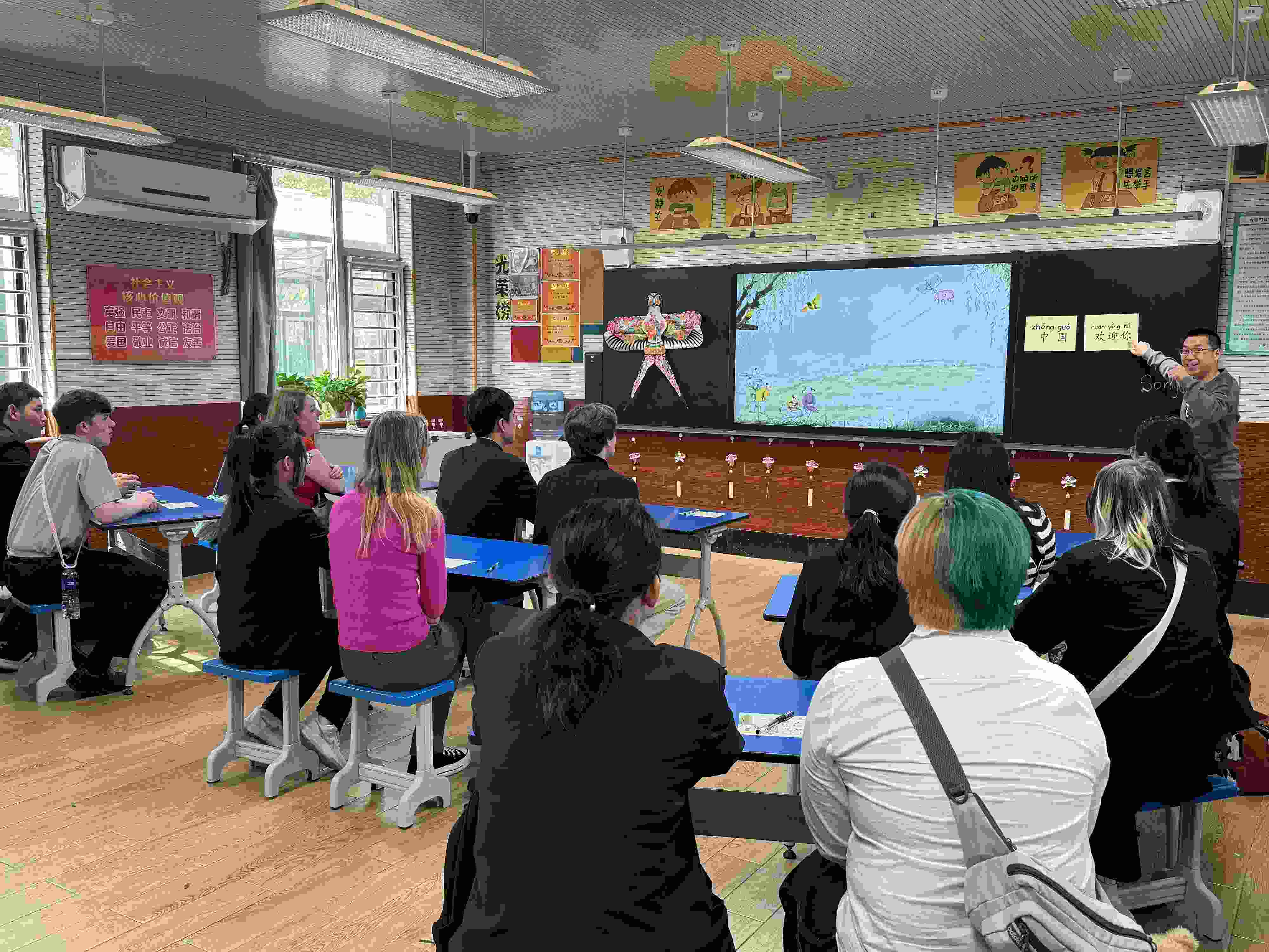 2024年4月20日，美國(guó)艾奧瓦州馬斯卡廷高中“友誼傳承”研學(xué)團(tuán)來(lái)到石家莊外國(guó)語(yǔ)學(xué)校，中美學(xué)生同上一節(jié)中文課。