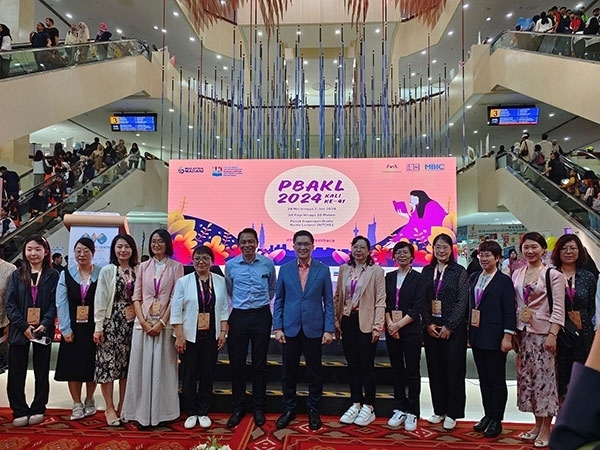 5月24日，在吉隆坡國(guó)際書展期間舉辦的中馬贈(zèng)書儀式。中國(guó)圖書進(jìn)出口（集團(tuán)）有限公司供圖