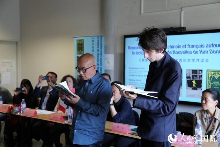 法國(guó)學(xué)子與作家韓東共讀小說(shuō)選段。人民網(wǎng)記者 于超凡攝