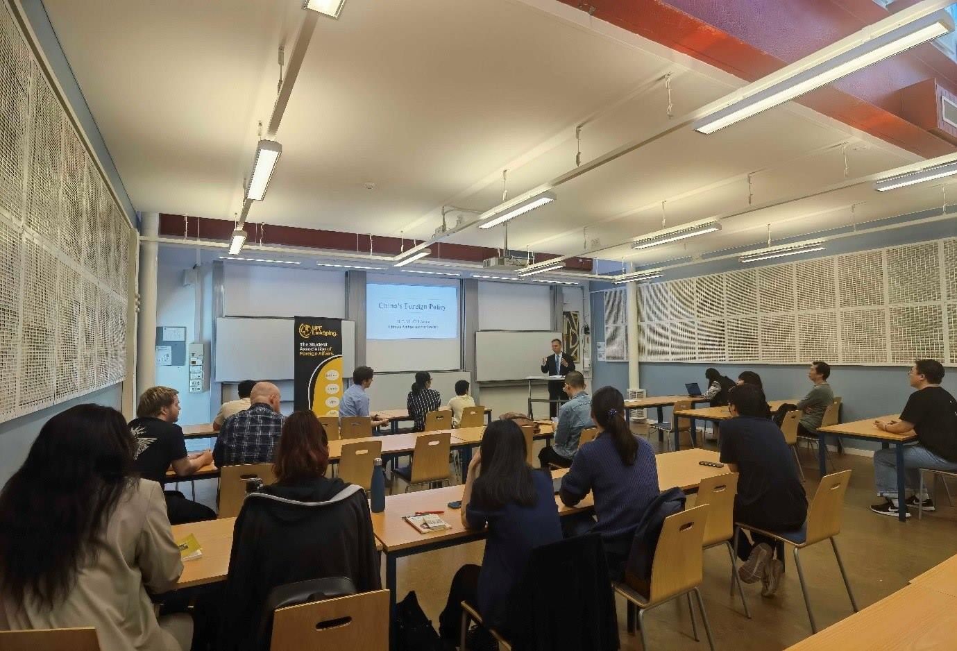 中國駐瑞典大使崔愛民與同學(xué)們互動并回答問題。中國駐瑞典大使館供圖