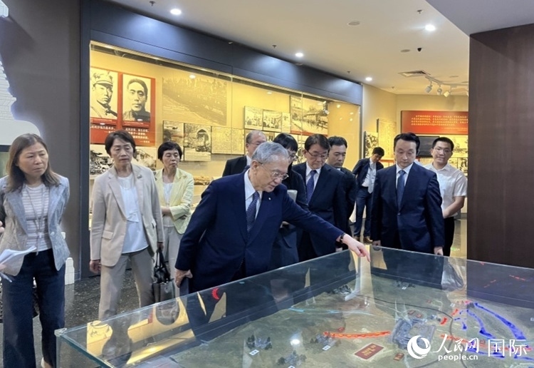 創(chuàng)價學(xué)會會長原田稔（中）與青年代表團成員訪問中國人民抗日戰(zhàn)爭紀(jì)念館。人民網(wǎng)記者 陳思攝